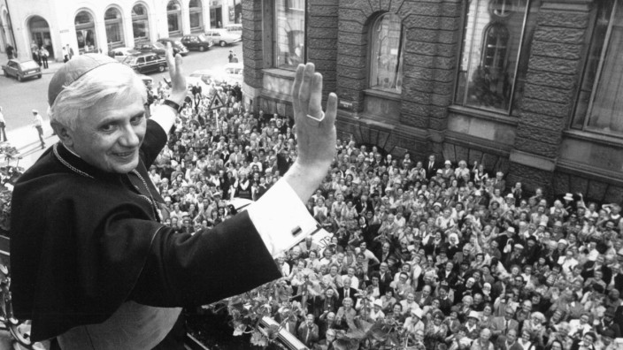 Missbrauch in der Kirche: Joseph Ratzinger wurde 1977 begeistert in München begrüßt. Heute zeigt ein Gutachten, dass in den fünf Jahren seiner Amtszeit als Erzbischof von München und Freising schwere Fehler im Umgang mit Missbrauchsfällen gemacht wurden.