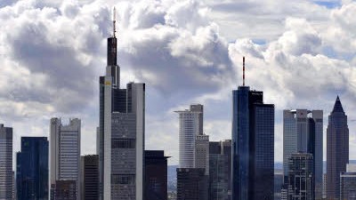 17. Juli 2009: Frankfurt am Main: Hinter der Banken-Skyline rumort es noch immer.