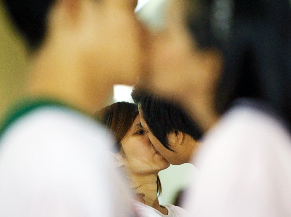 Kanokwan Arjkidkarn kisses Krittirath Chaikum during an attempt to break the world record for the longest kiss in Pattaya