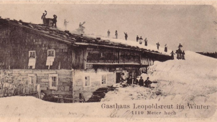 Leopoldsreut im Bayerischen Wald: Die alten Postkartenaufnahmen aus dem Jahr 1906 vermitteln einen Eindruck von der Winterstrenge und den Schneemassen in Leopoldsreut. Oft konnten die Bewohner ihre Häuser nur über das Dach verlassen.