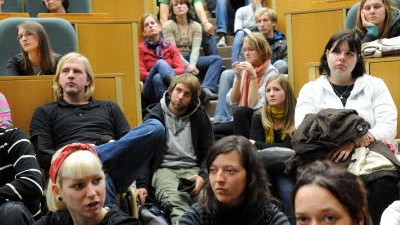 Studieren an der Massenuni: Studenten im überfüllten Hörsaal: Sitzplätze sind zwar Mangelware, dafür lernt man schnell Kommilitonen kennen.