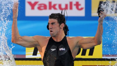 Schwimmen: Viertes Gold für Phelps: Michael Phelps bejubelt seinen Sieg über 100 Meter Schmetterling.