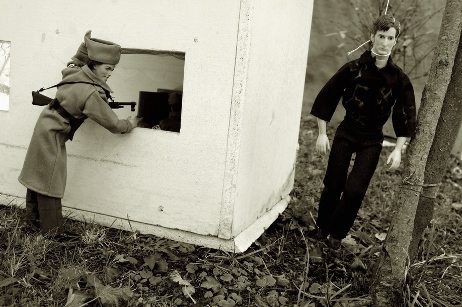 Lukas Houdek fotografiert Vertreibung nach dem Zweiten Weltkrieg mit Barbiepuppen.