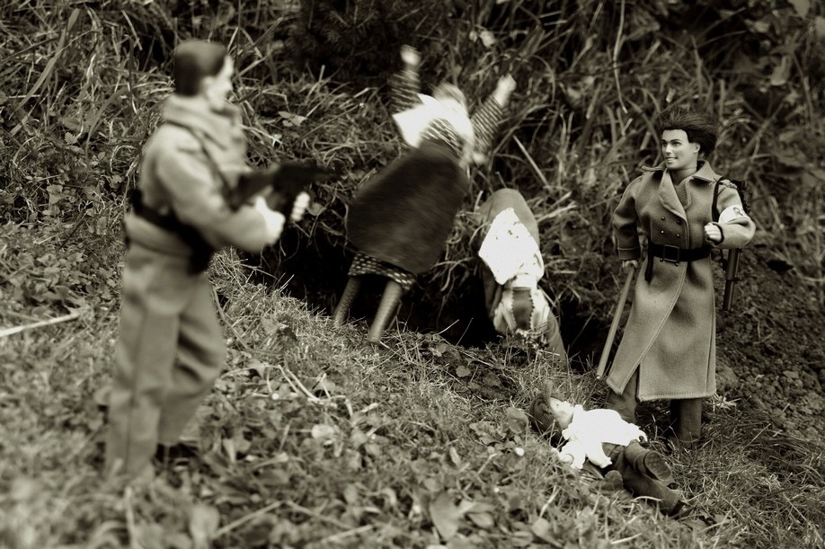 Lukas Houdek fotografiert Vertreibung nach dem Zweiten Weltkrieg mit Barbiepuppen.