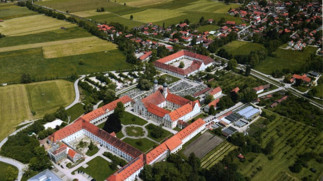 Kloster Benediktbeuern: Benediktbeuern ist eine der wenigen fast komplett erhaltenen barocken Klosteranlagen in Europa.