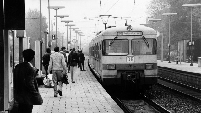 Linie A: Der alte S-Bahnzug vom Typ ET 420 wird bald wieder im Dachauer Bahnhof zu sehen sein - als S 22 aus Altomünster. "Diese Fahrzeuge sind gut gepflegt, sie funktionierten zuverlässig und werden vor dem Einsatz in München runderneuert werden", beruhigt das Wirtschaftsministerium.