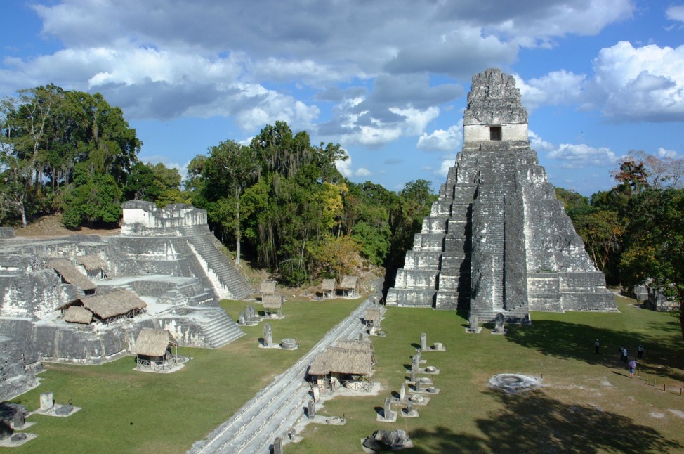 Nasenbären und Maya-Ruinen - Im Dschungel von Tikal in Guatemala