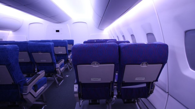 Beleuchtung im Flugzeug: Blaues Licht eignet sich zum Fit-Werden nach dem Schlaf.