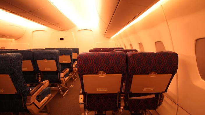 Beleuchtung im Flugzeug: Orangefarbene Beleuchtung eignet sich gut zum Essen.