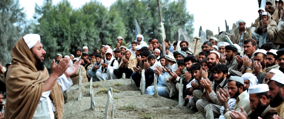 Bericht der Vereinten Nationen: Gebet an den Gräbern zehn junger Mädchen, die bei der Explosion einer Landmine starben.