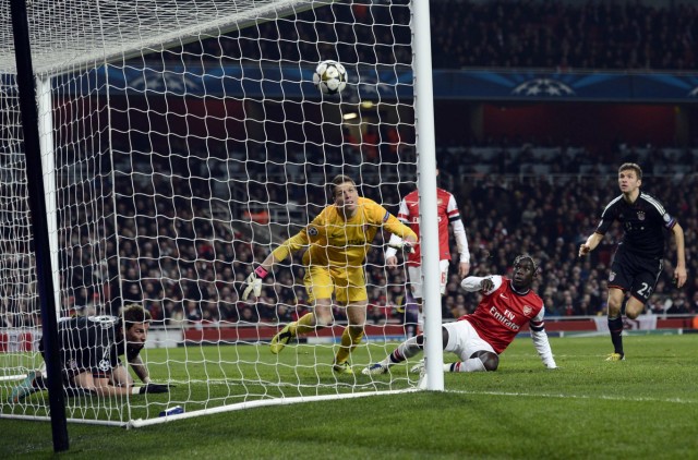 Arsenal's Szczesny reacts as Bayern Munich's Mandzukic scores a goal during their Champions League soccer match at the Emirates Stadium in London