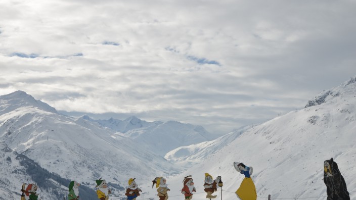Märchenfiguren Schneewittchen und die sieben Zwerge in Andermatt in der Schweiz