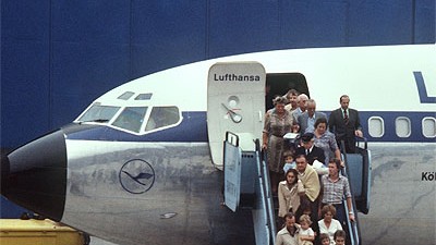 Flugzeug-Entführungen: Geiseln aus Mogadischu bei der Ankunft in Frankfurt 1977: Entführungen wie die der "Landshut" sind selten geworden.