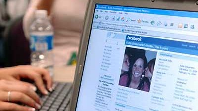 Facebook, MySpace, Xing: Kaum ein User liest die AGB. Sollte er ab, sonst könnte sein Privatfoto ungefragt in einer Zeitung oder im Fernsehen landen.