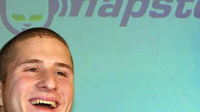Tauschbörse Napster feiert: Den Namen für die Tauschbörse verdankt Shawn Fanning seinem krausen Haar. Im Englischen wird kraus mit "nappy" übersetzt. Heute ist er ein angesehener Internetentwickler - und trägt seine Haare kurz.