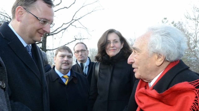 Dachau: Tschechiens Ministerpräsident Petr Necas wird vom Präsidenten der Dachauer Lagergemeinschaft, Max Mannheimer, in Empfang genommen.