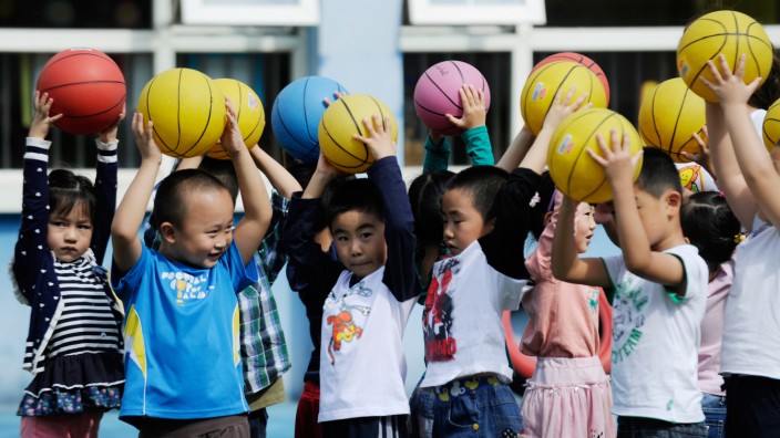 China: Nur wer drin ist, darf mitspielen: Kindergartenplätze sind in China rar. Eltern und Großeltern müssen lange Wartezeiten in Kauf nehmen.