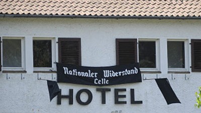 Lüneburger Heide: Das schon ein wenig verfallene Hotel "Landhaus Gerhus" in Faßberg. An der Fassade des Hotels hängt ein Transparent mit der Aufschrift "Nationaler Widerstand Celle".