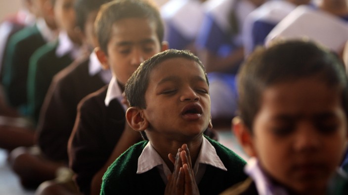 Sprachunterricht an indischen Schulen: Kleine Revolution: An 1000 indischen Schulen soll bis 2017 Deutsch unterrichtet werden. (Bild: indische Schüler beim Gebet)