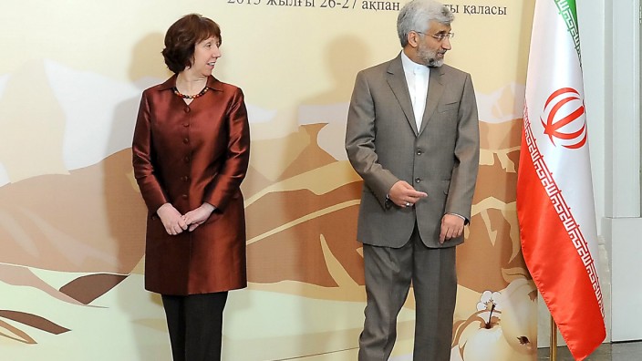 P5+1-Gruppe und Iran: EU-Außenministerin Catherine Ashton und der Vorsitzende des iranischen Sicherheitsrats, Saeed Jalili, zum Auftakt der Atom-Gespräche in Almaty.