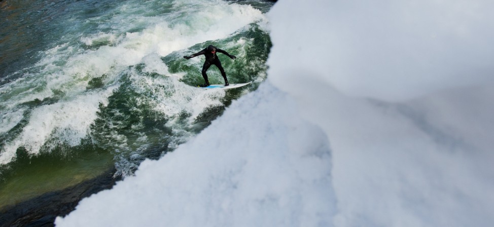 Surfer auf der Eisbachdauerwelle
