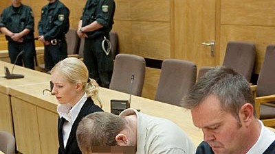 Bielefeld: Haftstrafe für Sexualtäter: Der Angeklagte Björn P. (Mitte) im Saal des Bielefelder Landgerichts in Bielefeld neben seinem Verteidiger Andreas Chlosta (rechts)