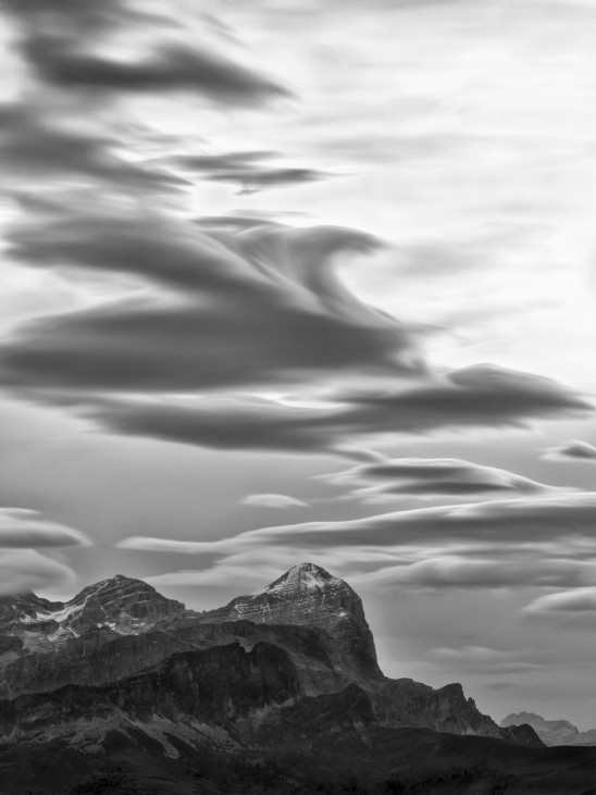 Peter Mathis Dolomites Visual Dualism Wolken über den Bergen