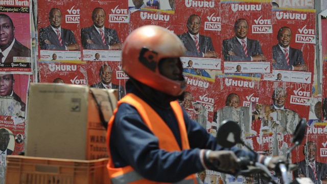 Präsidentenwahl in Kenia: Plakate von Präsidentschaftskandidat Uhuru Kenyatta: Er ist einer der Favoriten - und in Den Haag angeklagt.