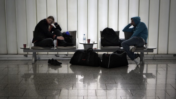 Passagiere Flughafen Frankfurt schlafen