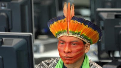 Google Earth: Wie der Indianer Tuwe vom Volk der Huni Kuim kämpfen auch die Indios vom Volk der Surui gegen die Vernichtung von biologischer Vielfalt. Die Surui nutzen vor allem Google Earth, um ihr Territorium im brasilianischen Bundesstaat Rondonia zu überwachen.