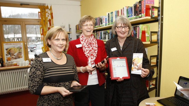 Am Freitag ging's los: Das Team der Stadtbücherei präsentiert das E-Book: Silke Vogel, Kathrin Mockenhaupt, Andrea Poloczek (von links).