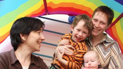 Adoption: Sorgerechtsprobleme einer glücklichen Familie: Ursula und Stephanie mit den Kindern Emil und Hannah.