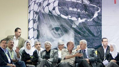 Palästinenser-Organisation: Delegierte auf dem Fatah-Parteitag, im Hintergrund ein Portraitbild von Arafat: Die Wahlen forderten den Teilnehmern große Geduld ab. Israelische Politiker sahen in einigen getroffenen Beschlüssen eine "Kriegserklärung".