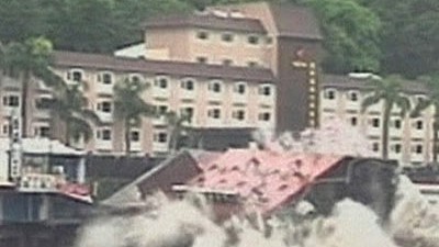 Taifun in Asien: In Taiwan hatte der Taifun Windgeschwindigkeiten bis zu 137 Stundenkilometer erreicht, Überschwemmungen brachten ein Hotel zum Einsturz.