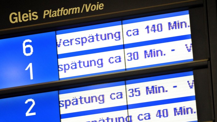 Bahn, Deutsche Bahn, Bahnhof, Zug, Hinweistafeln