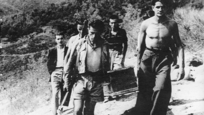 Italienische Partisanen beim Begräbnis eines Angehörigen, 1944 Massaker Italien