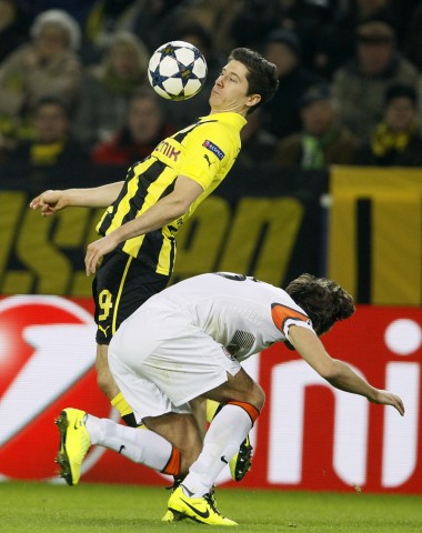 Borussia Dortmund's Lewandowski dribbles the ball in front of Shakhtar Donetsk's Srna during their Champions League soccer match in Dortmund
