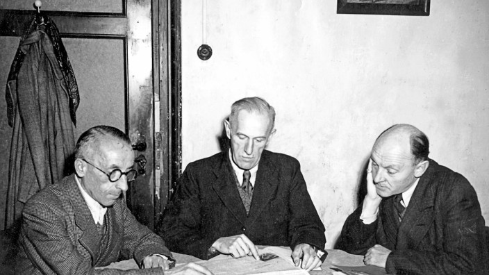 NS-Vergangenheit von SZ-Mitgründer Schöningh: Franz Josef Schöningh (1902-1960; rechts im Bild) war 1945 Mitbegründer der Süddeutschen Zeitung in München.