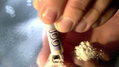 Doping im Job: Kokain fordert erbarmungslos Tribut: Es macht psychisch abhängig und führt zu Antriebslosigkeit, Verfolgungsangst, Depressionen oder Suizidgedanken.