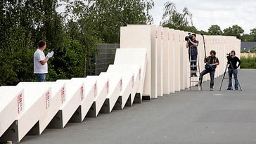 Kunst zum Mauerfall: Am 9. November 2009 um 19.25 Uhr soll in Berlin eine Mauer aus Styropor fallen, getestet wurde der Lauf der Dominosteine bereits.
