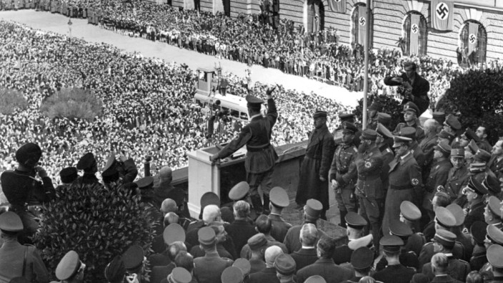 Adolf Hitler auf dem Balkon der Hofburg in Wien, 1938