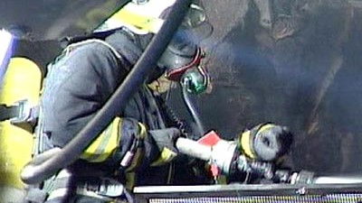 Gelsenkirchen: Brand in Seniorenheim: Ein Feuerwehrmann in den ausgebrannten Räumen des Gelsenkirchener Seniorenheims.
