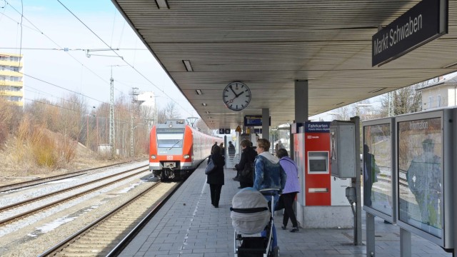 Bahnhöfe an der S2: Für Eltern mit Kinderwagen ist der Markt Schwabener Bahnhof schwer zu erreichen.