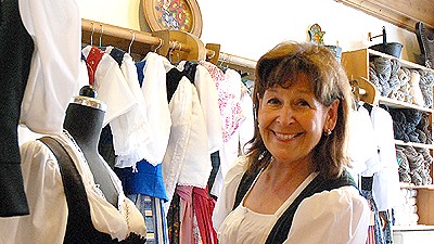 Oktoberfest 2009: Ursula Fröhmer hält nicht viel von Billig-Dirndln. Sie setzt auf Qualität und Traditionsbewusstsein.