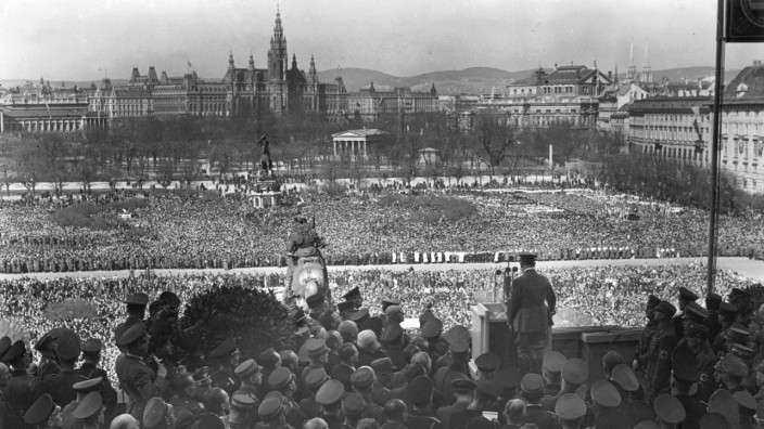 Anschluss von Österreich 1938 - Hitler spricht von Hofburg aus