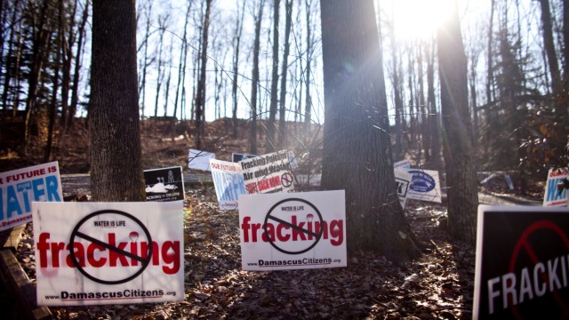 In einem Wäldchen bei Dimock, Pennsylvania, USA, finden Proteste gegen das Fracking dort statt.
