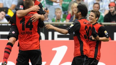 Fußball-Bundesliga, 1. Spieltag: Frankfurts Ionannis Amanatidis (oben) jubelt über seinen zweiten Treffer mit Alexander Meier (v.l.), Caio und Primin Schwegler.