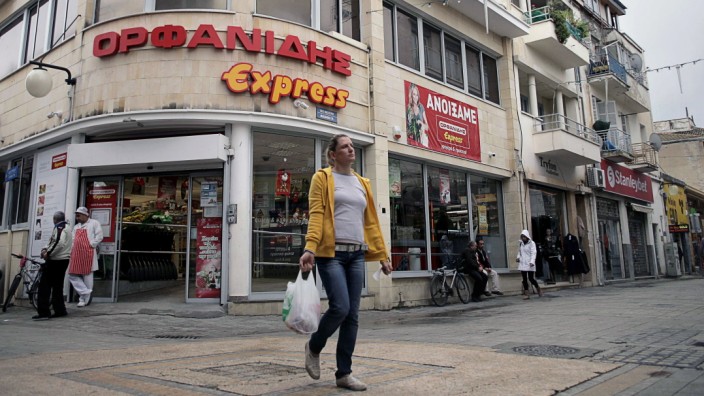 Euro-Krise: Ein Supermarkt in der Altstadt von Zyperns Hauptstadt Nikosia. Das Land braucht möglicherweise weniger Hilfen von den Euro-Partnern als geplant.