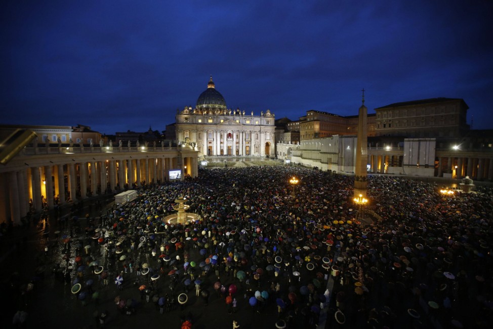 Papst Papstwahl Vatikan Kardinäle Petersdom Sixtinische Kapelle Petersplatz Gläubige Katholiken
