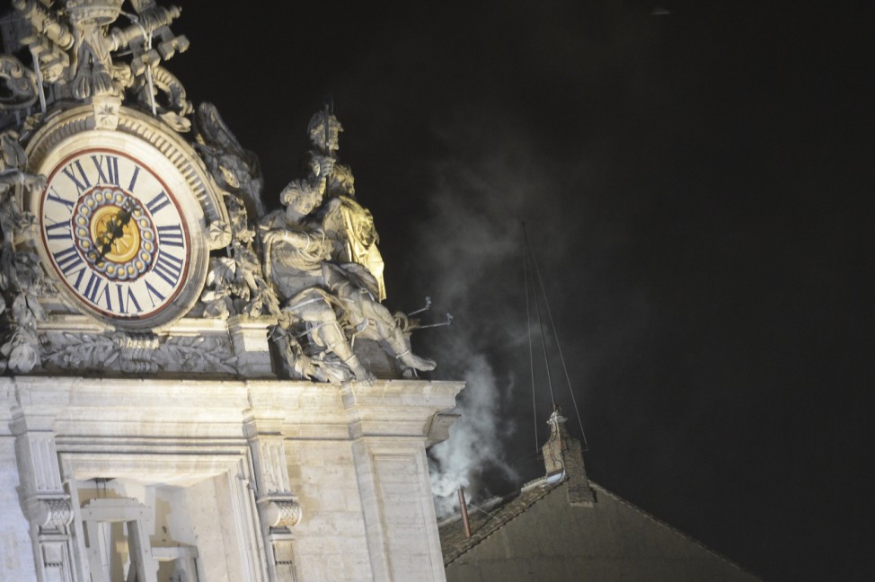 Papst gewählt: Über der Sixtinischen Kapelle steigt weißer Rauch auf
